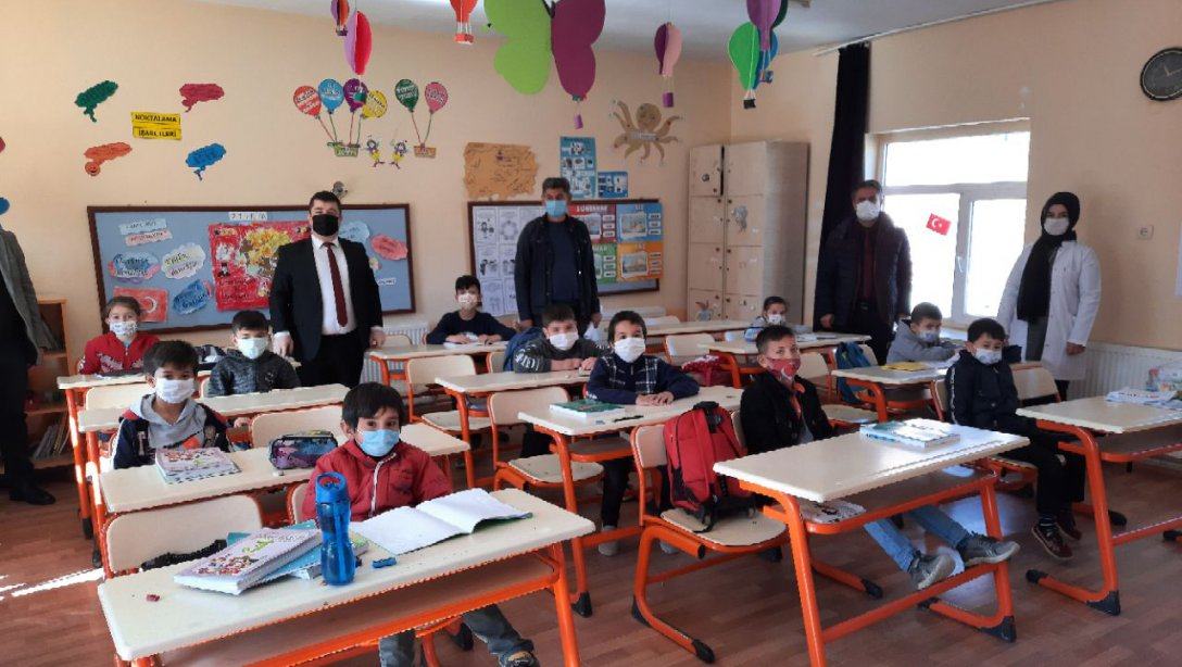 Çadırkaya İlkokulu Öğrencilerimizin Yüz Yüze Eğitimdeki İlk Gününde Müdürümüz Ziyaret Etti