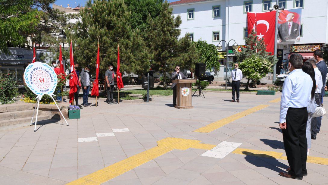 19 Mayıs Atatürk'ü Anma, Gençlik ve Spor Bayramında Çelenk Sunumu Yapıldı