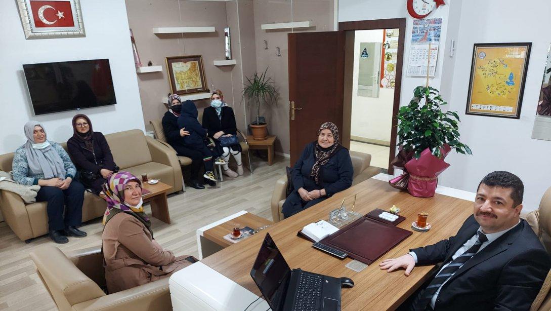 AK PARTİ Kadın Kolları Başkanı ve Yönetim Kurulundan İlçe Milli Eğitim Müdürümüze Öğretmenler Günü Ziyareti