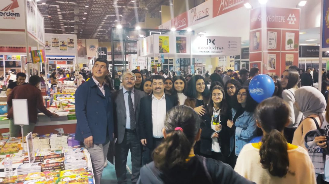Şehit Kübra Doğanay Fen Lisesi Öğrencileri 5.Kayseri Kitap Fuarını Ziyaret Etti