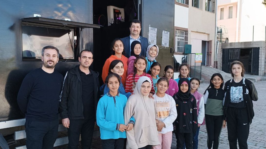 Şehit Mehmet Güngördü İmam Hatip Ortaokulu 8D Sinema Etkinliğini Ziyaret