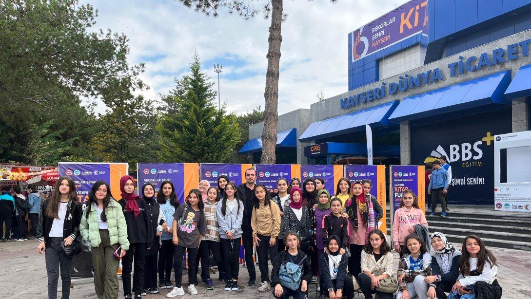Şehit Mehmet Güngördü İmam Hatip Ortaokulundan Kitap Fuarını Ziyaret 