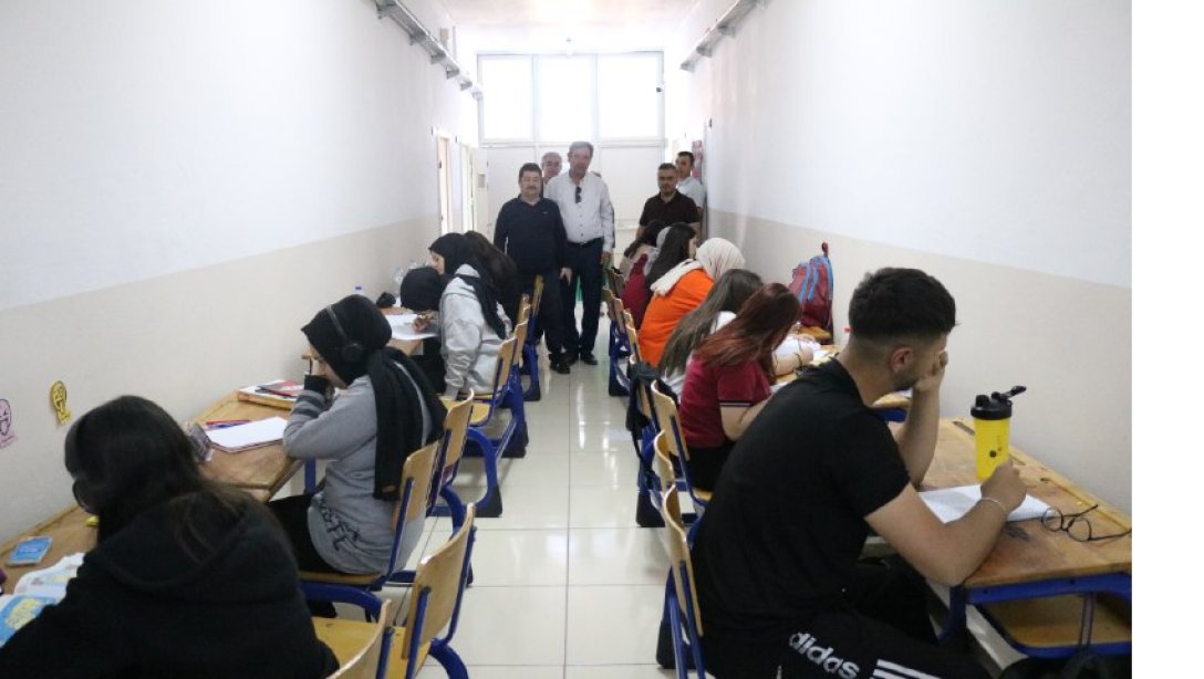 İlçe Milli Eğitim Müdürümüz Sn. Mehmet Bozdağ'dan Anadolu İmam Hatip Lisesi YKS Öğrencilerine Ziyaret